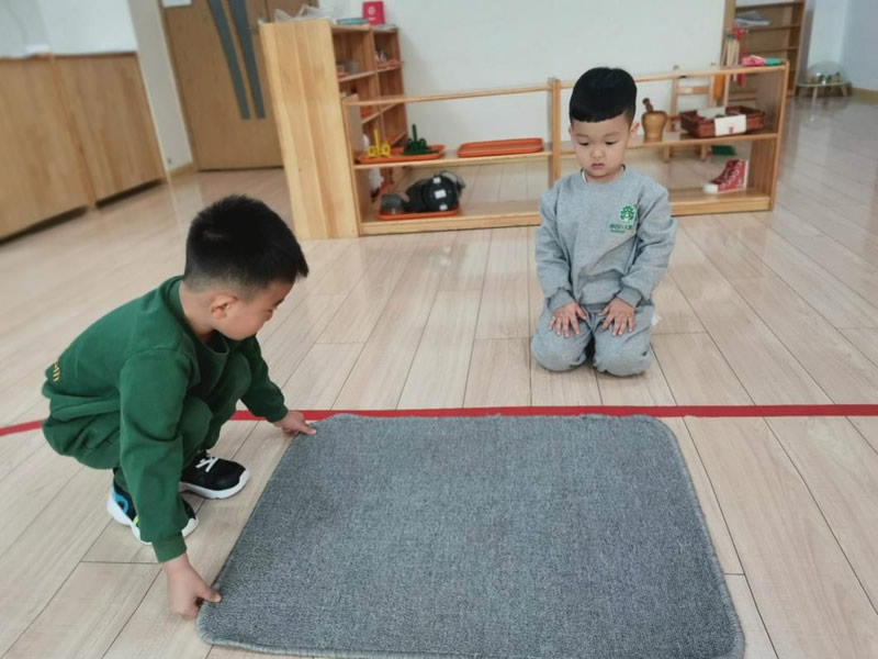 河北青县跨世纪幼儿园：蒙氏班小小工作毯，教育成果竟可以这样棒！