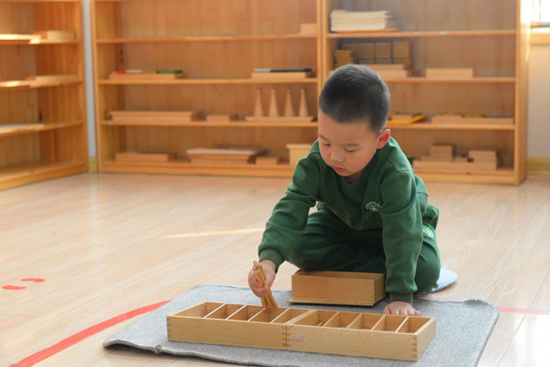 河北青县跨世纪幼儿园：“纺锤棒与纺锤棒箱”让蒙氏班孩子沉迷！