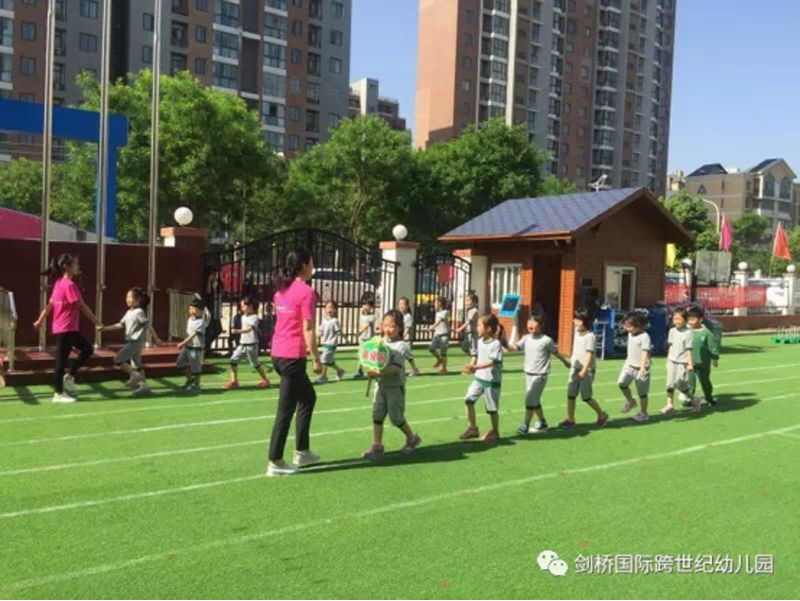 河南省驻马店剑桥跨世纪幼儿园:春花暖心 游戏随行