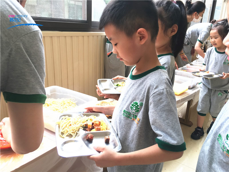 蒙氏幼儿园体验化教学：和谐的自助餐